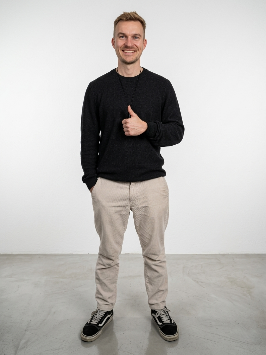 Jean Hinz, KI-Berater aus Lüneburg, steht lächelnd vor weißem Hintergrund